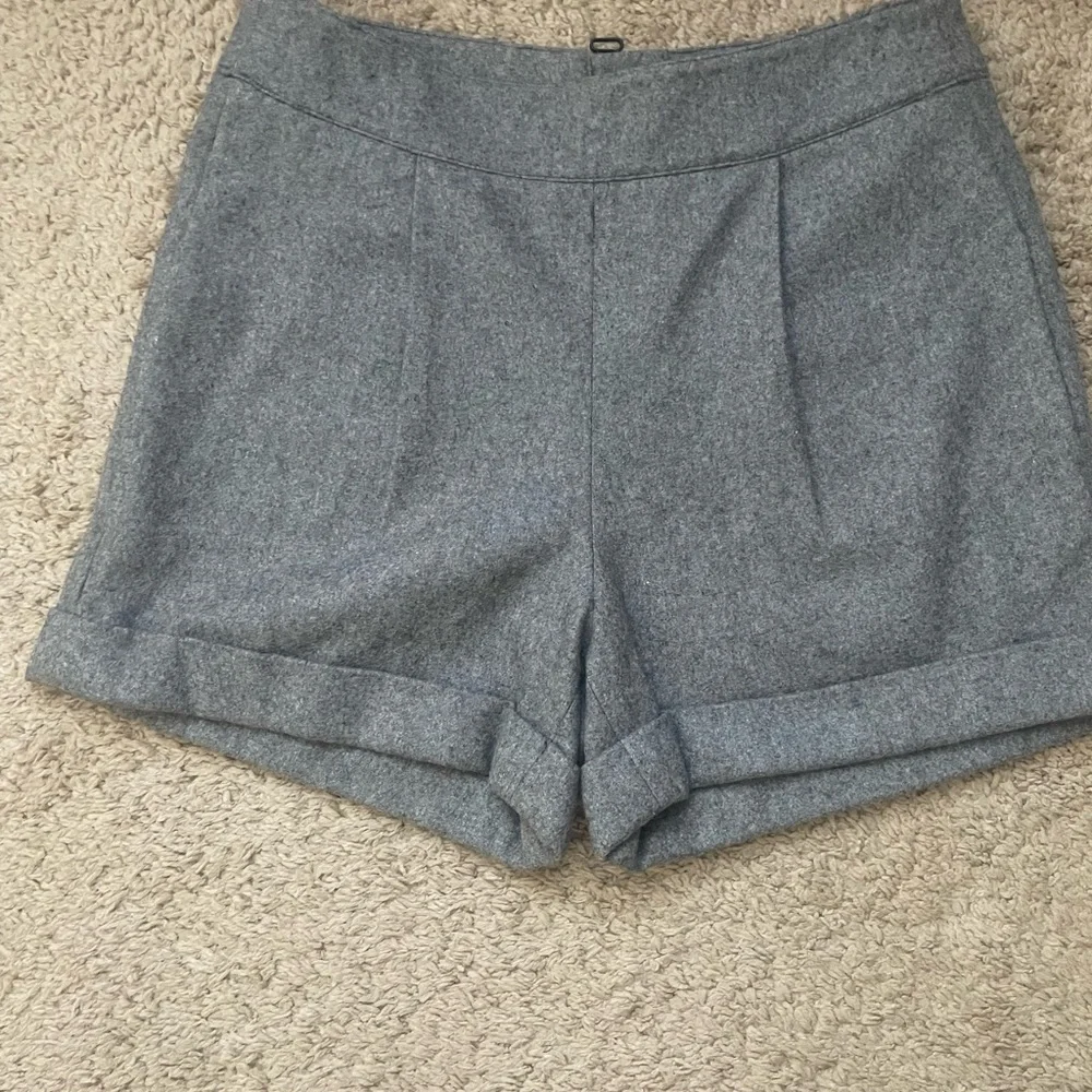 Alice + Olivia Felt Wool Pleated Cuff Shorts Exposed Zip Back High Waist NWOT 6